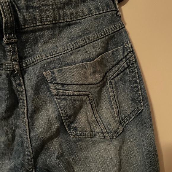 Miley Cyrus blue faded jeans - Picture 2 of 3